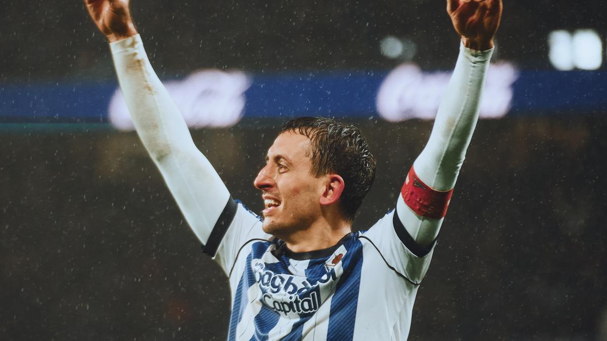 Mikel Oyarzabal celebra uno de sus goles de ayer. REAL SOCIEDAD