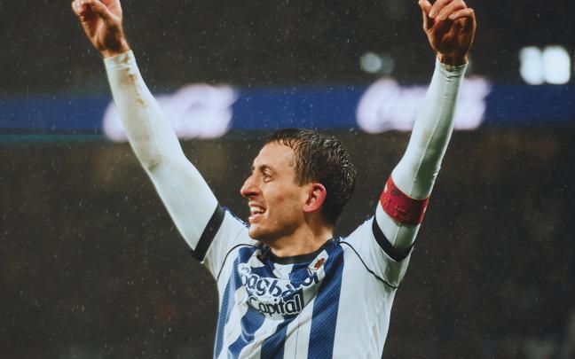 Mikel Oyarzabal celebra uno de sus goles de ayer. REAL SOCIEDAD