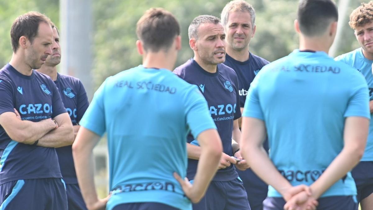 Sergio Francisco se dirige a sus futbolistas. ARNAITZ RUBIO