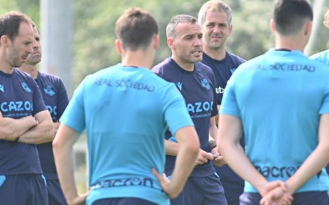 Sergio Francisco se dirige a sus futbolistas. ARNAITZ RUBIO