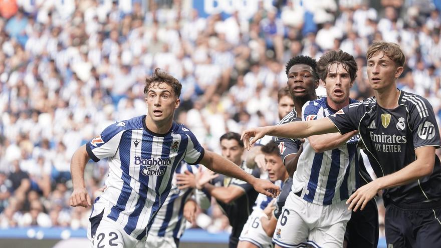 Contra el Real Madrid en un lance del partido. NOTICIAS DE GIPUZKOA