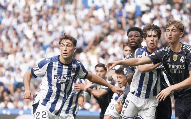 Contra el Real Madrid en un lance del partido. NOTICIAS DE GIPUZKOA