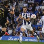 Kubo y Sucic, ante Vázquez, en el duelo de Anoeta contra el Valencia. RUBÉN PLAZA