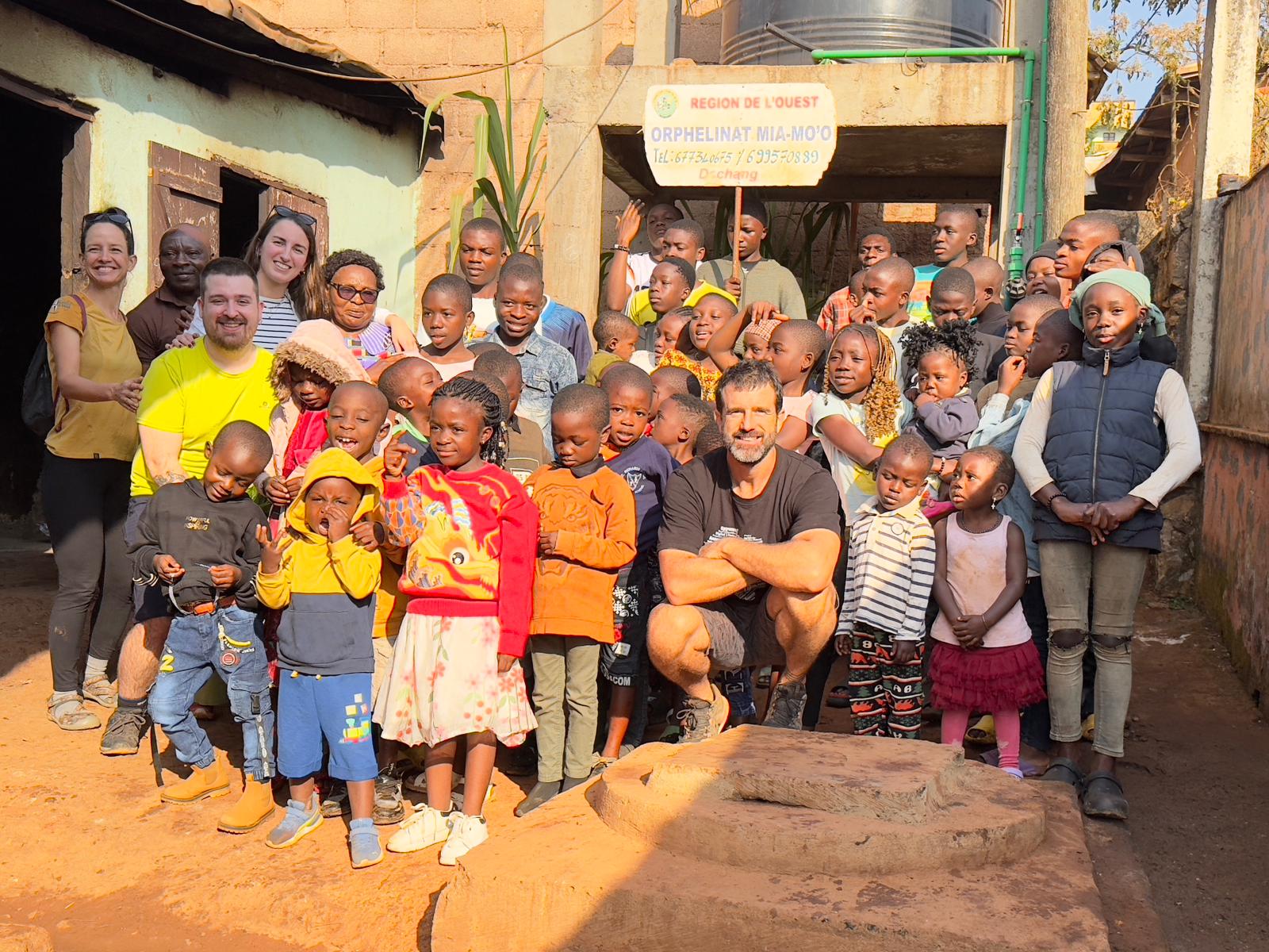 Xabier y Sheila posan con integrantes de la comunidad de Dschang (Camerún)