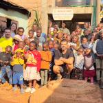 Xabier y Sheila posan con integrantes de la comunidad de Dschang (Camerún)