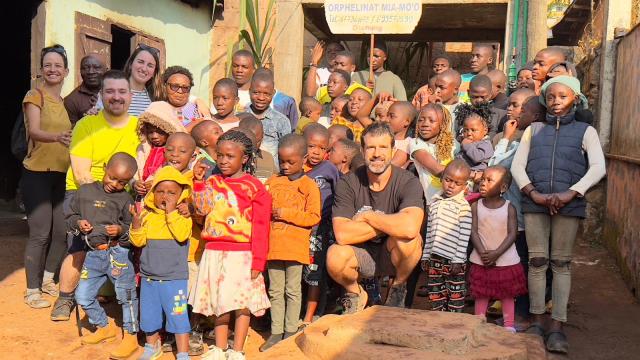 Xabier y Sheila posan con integrantes de la comunidad de Dschang (Camerún)