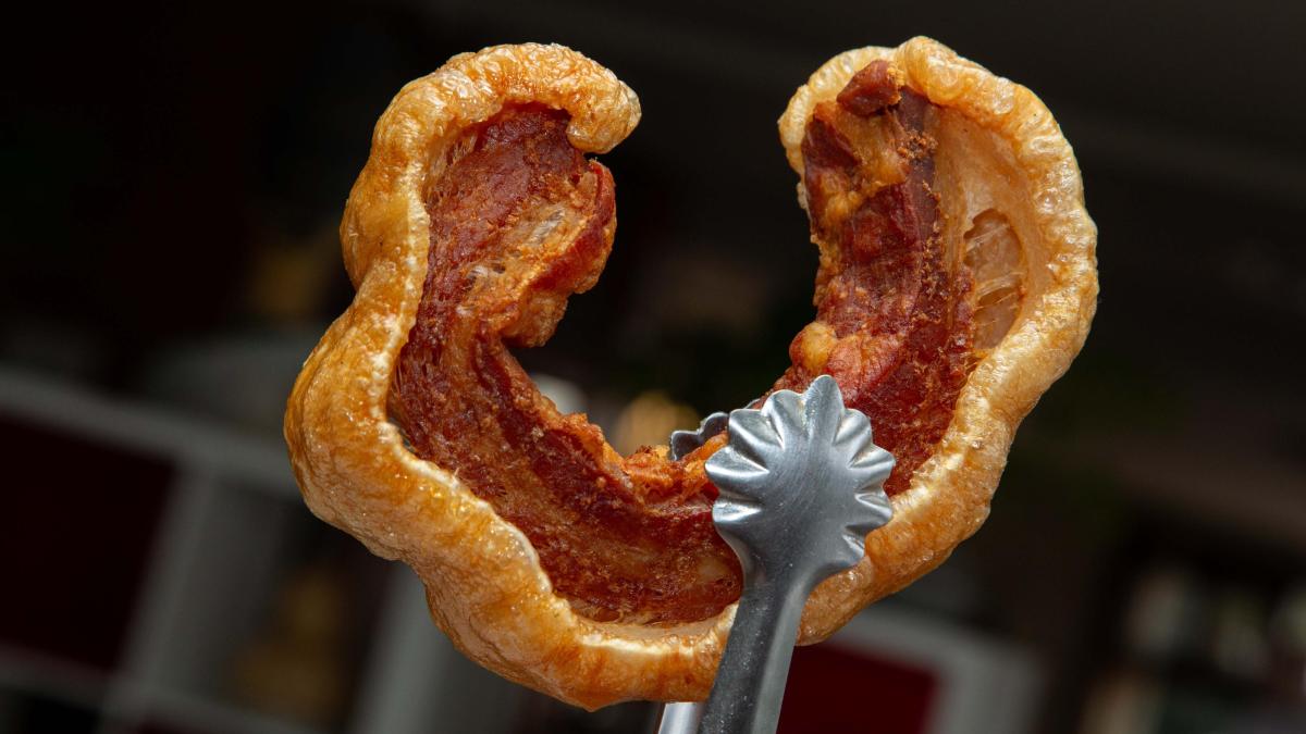 El inconfundible Torrezno de Soria, con su corteza perfectamente crujiente y su interior meloso, es el protagonista absoluto y el punto de partida de este delicioso viaje