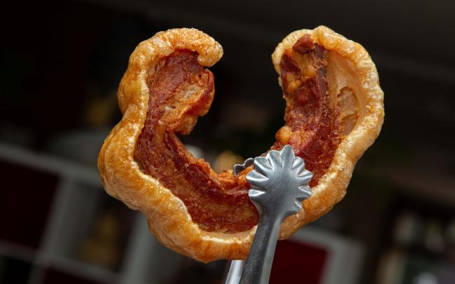 El inconfundible Torrezno de Soria, con su corteza perfectamente crujiente y su interior meloso, es el protagonista absoluto y el punto de partida de este delicioso viaje