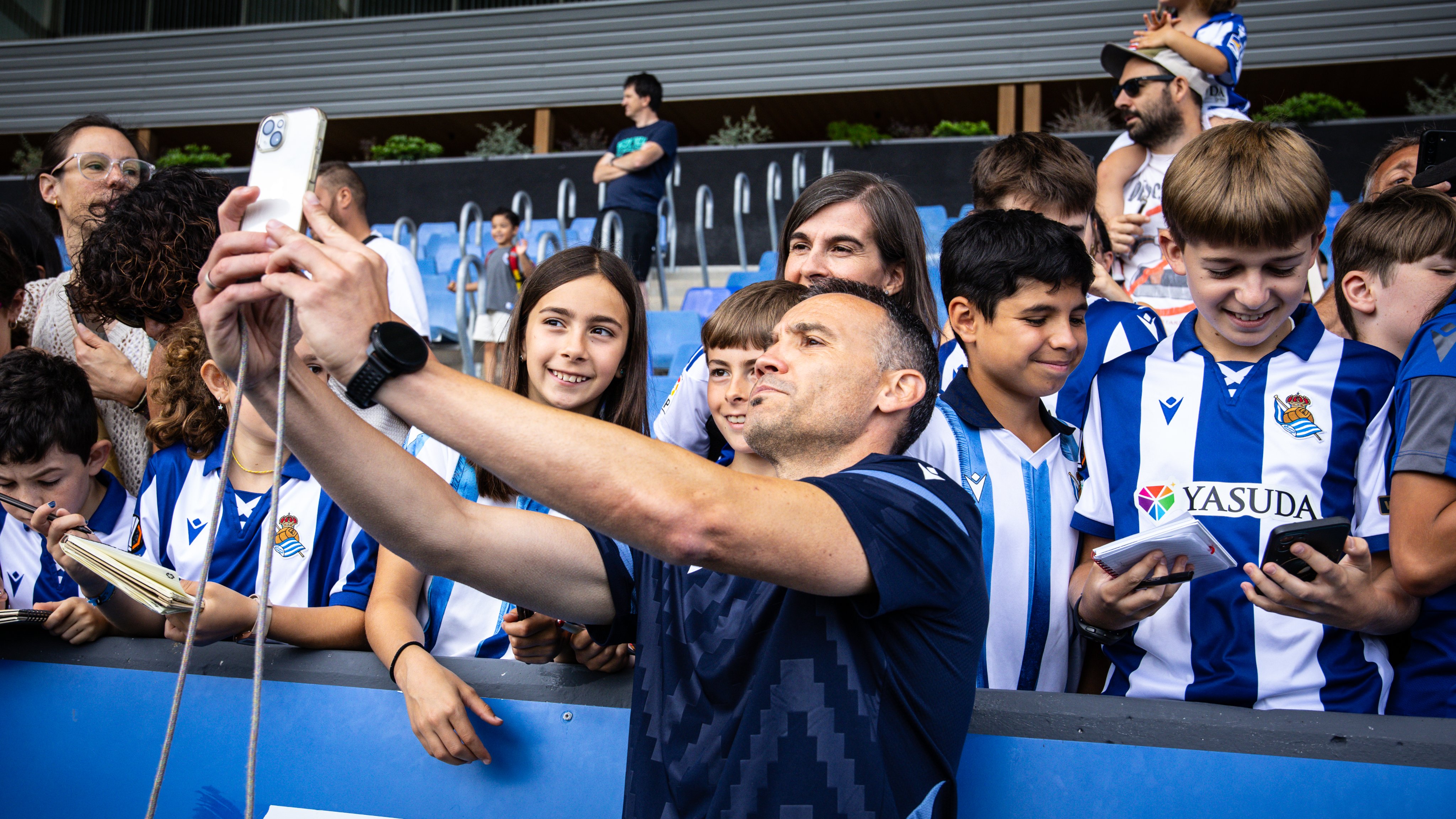 Sergio Francisco, junto a la afición. REAL SOCIEDAD