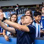 Sergio Francisco, junto a la afición. REAL SOCIEDAD