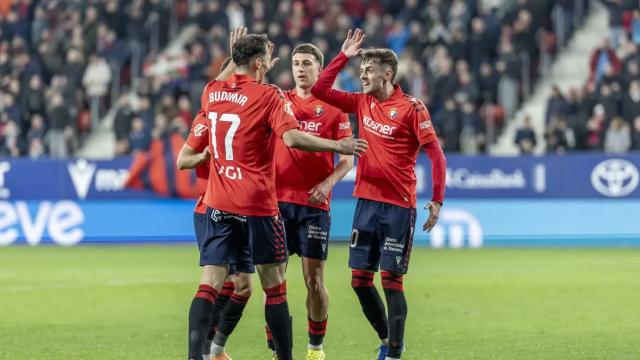 Los jugadores rojillos se felicitan por uno de los tres goles que sirvieron para derrotar al Deportivo Alavés. / CA OSASUNA