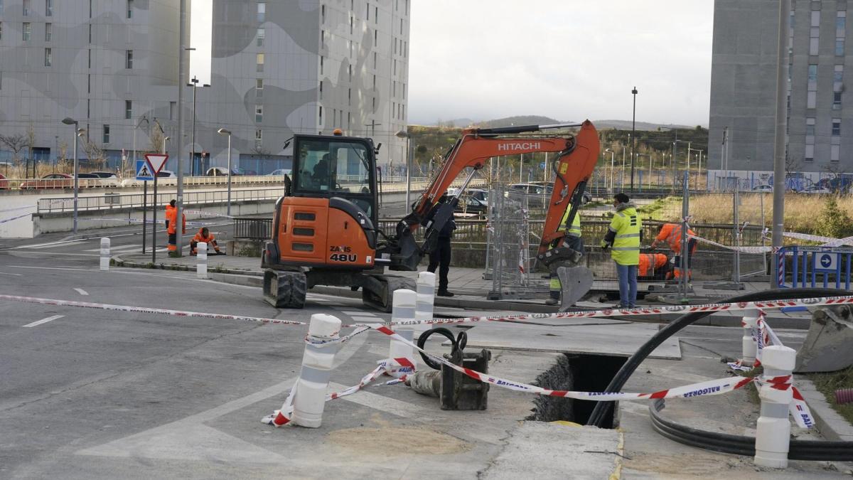 Los técnicos trabajan en Salburua para resolver los efectos del incendio. DNA