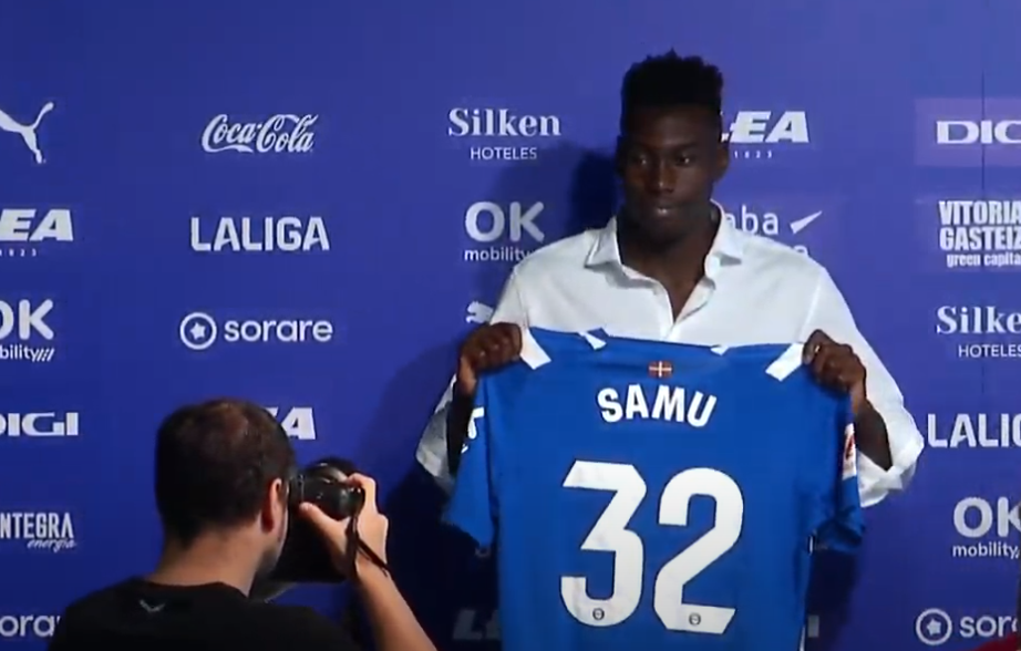 Samu Omorodion, posando con su nueva camiseta