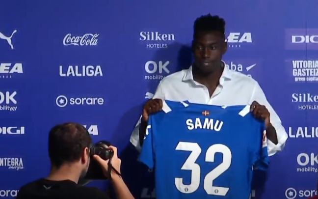 Samu Omorodion, posando con su nueva camiseta Samu Omorodion, posando con su nueva camiseta
