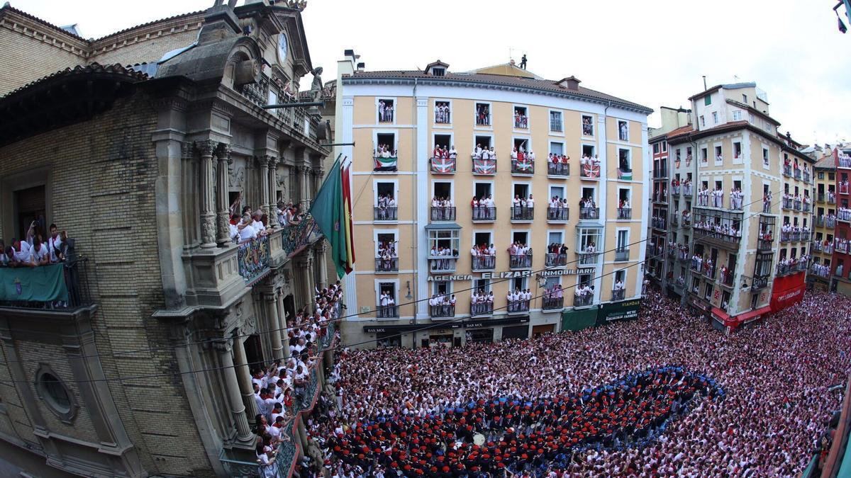 Salida de los gaiteros tras el lanzamiento del Chupinazo del año pasado. Redacción DNN