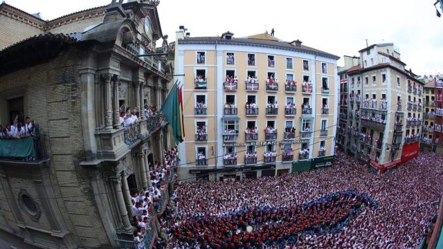 Salida de los gaiteros tras el lanzamiento del Chupinazo del año pasado. Redacción DNN
