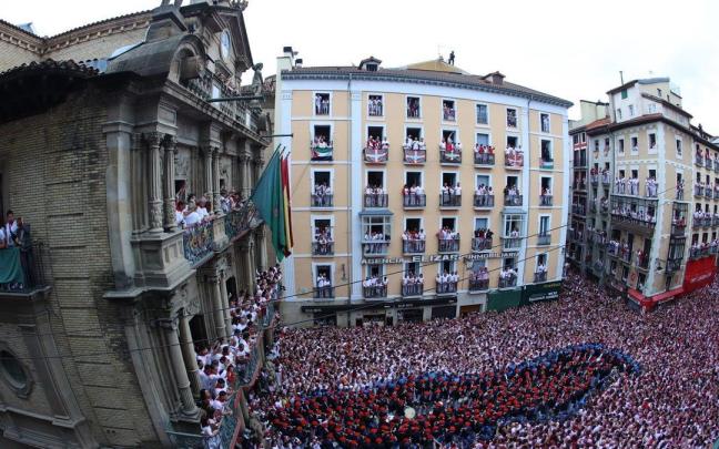 Salida de los gaiteros tras el lanzamiento del Chupinazo del año pasado. Redacción DNN