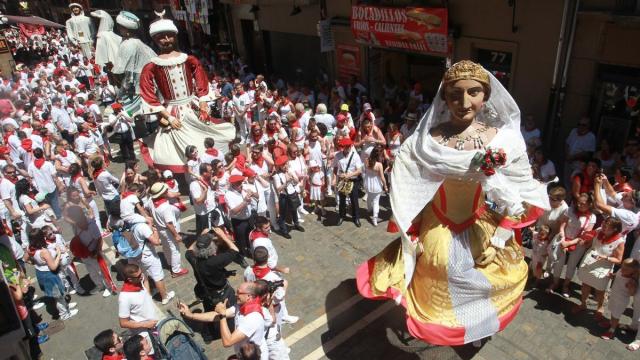 Padres y niños disfrutando del desfile de la Comparsa de Gigantes y Cabezudos en San Fermín. Oskar Montero