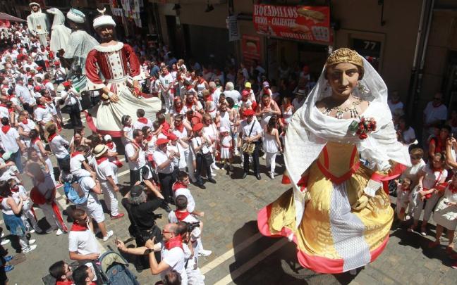Padres y niños disfrutando del desfile de la Comparsa de Gigantes y Cabezudos en San Fermín. Oskar Montero