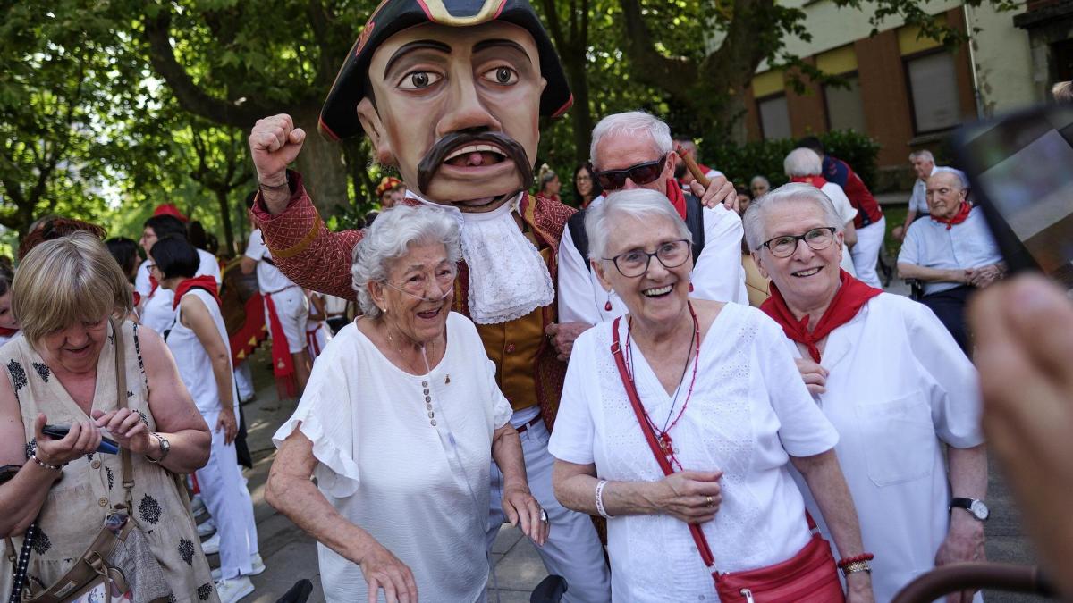 La Comparsa de Gigantes y Cabezudos visita la Casa de la Misericordia Iban Aguinaga