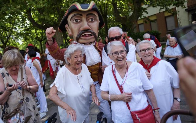 La Comparsa de Gigantes y Cabezudos visita la Casa de la Misericordia Iban Aguinaga
