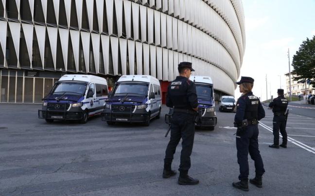 Durante todo el día agentes de la Policía Municipal y de la Ertzaintza velarán por garantizar la convivencia entre aficiones. Durante todo el día agentes de la Policía Municipal y de la Ertzaintza velarán por garantizar la convivencia entre aficiones.
