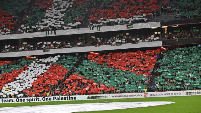 Un mosaico de la ikurriña, durante el partido de Euskal Selekzioa ante Palestina en San Mamés. Oskar González
