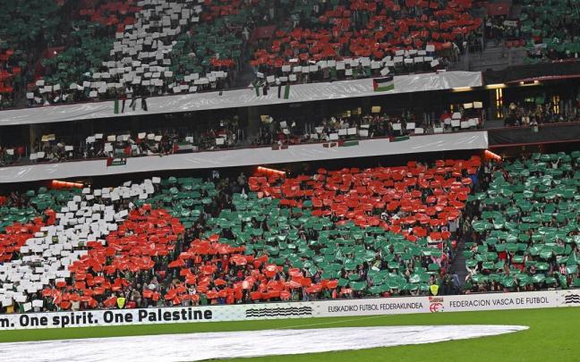 Un mosaico de la ikurriña, durante el partido de Euskal Selekzioa ante Palestina en San Mamés. Oskar González