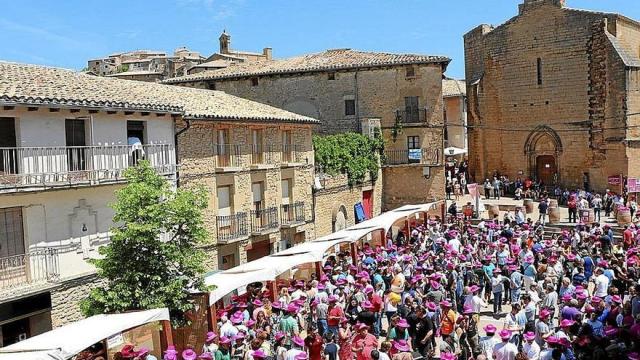 Centenares de personas durante el Mes del Rosado de 2021. | FOTO: DIARIO DE NOTICIAS Centenares de personas durante el Mes del Rosado de 2021. | FOTO: DIARIO DE NOTICIAS