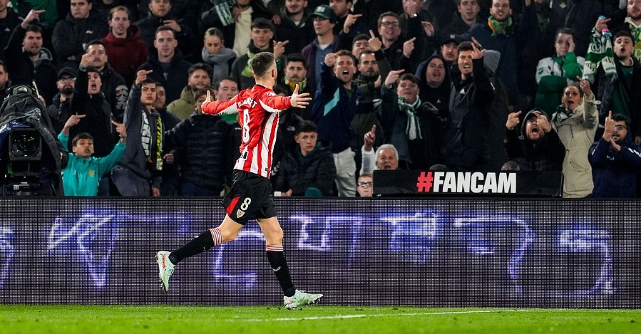 Oihan Sancet celebrando su gol que supuso el 2-2 definitivo en el Villamarín. / EUROPA PRESS