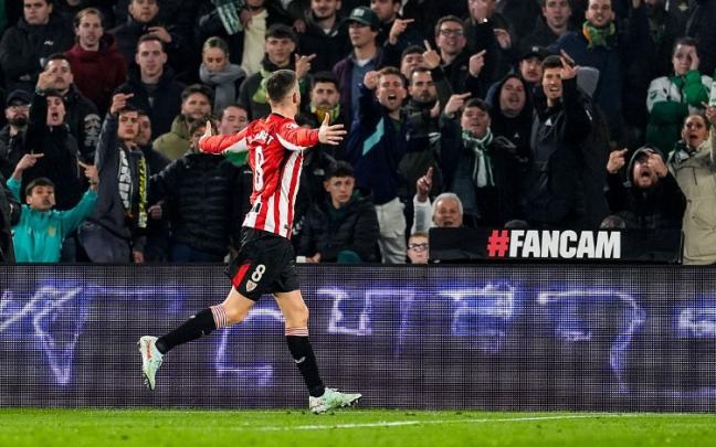 Oihan Sancet celebrando su gol que supuso el 2-2 definitivo en el Villamarín. / EUROPA PRESS