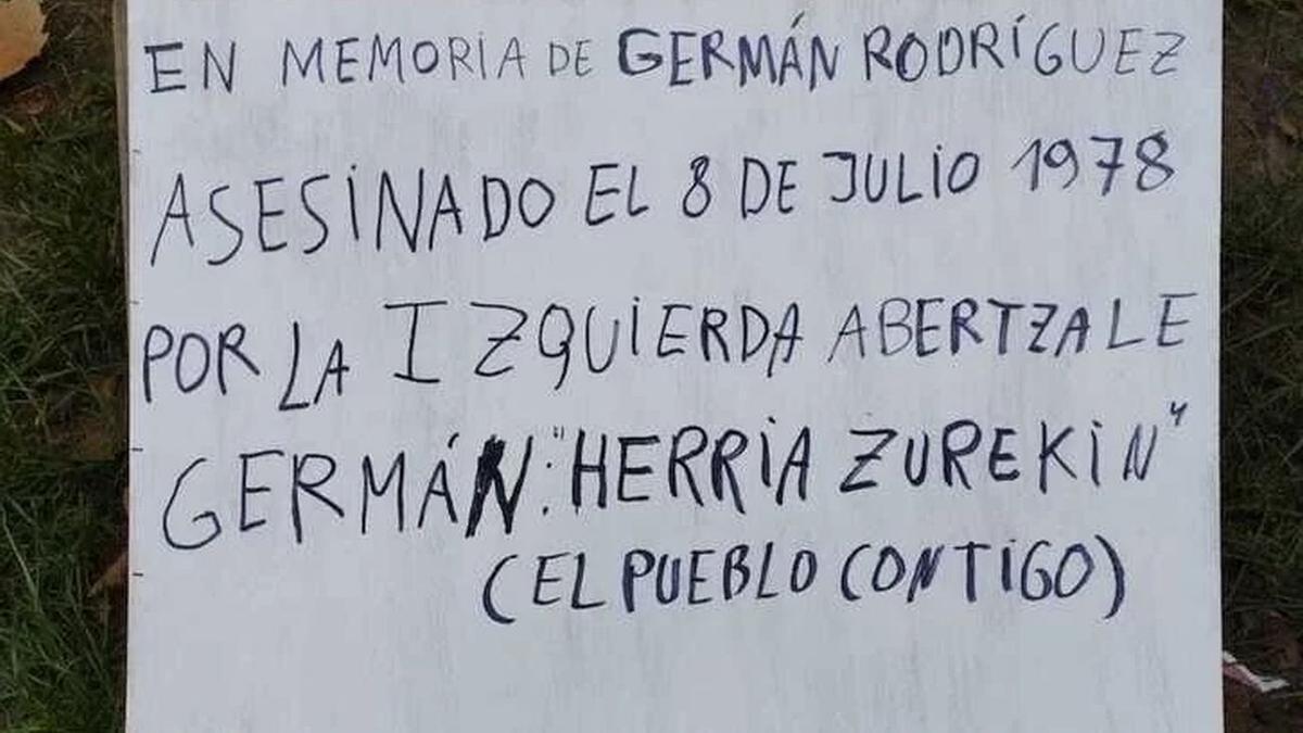 Imagen del escrito a mano que vandaliza la placa original. Sanfermines78Gogoan