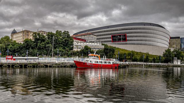 Vista del exterior de San Mamés desde la ría de Bilbao. BILBAO.EUS