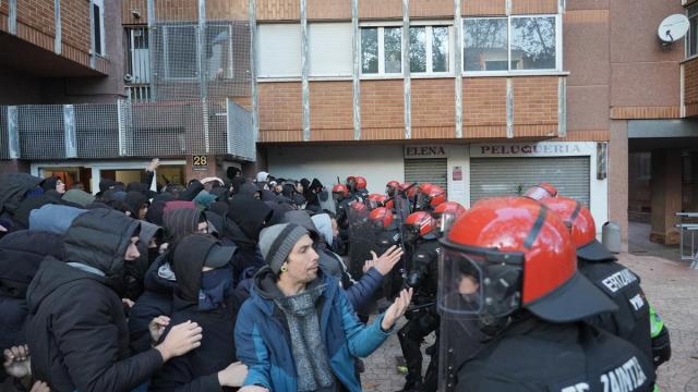 La Ertzaintza ha cargado contra los jóvenes que protestan contra el desahucio EUROPA PRESS