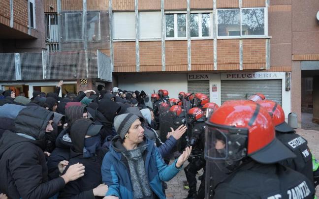 La Ertzaintza ha cargado contra los jóvenes que protestan contra el desahucio EUROPA PRESS