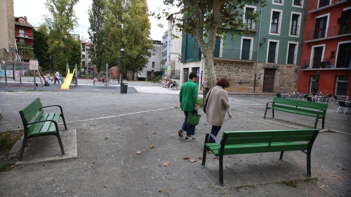 Dos personas pasean por la plaza de Santa Ana del Casco Viejo. Javier Bergasa