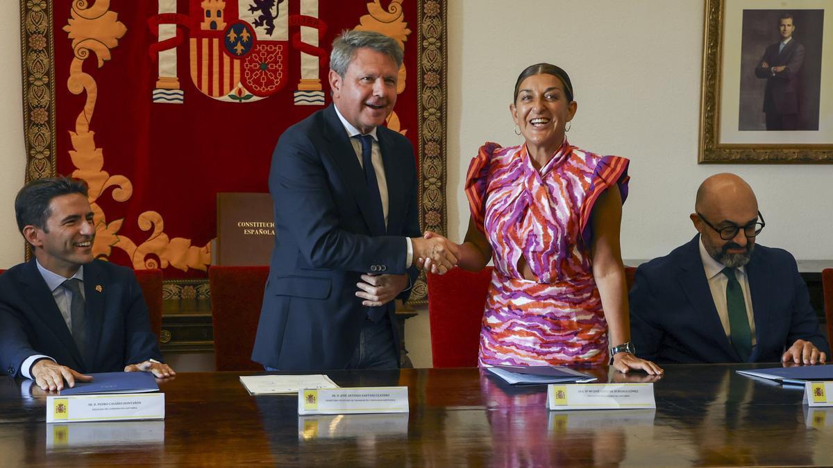 Un momento del encuentro formal mantenido por el secretario de Estado de Transportes y Movilidad Sostenible, José Santano, y la presidenta de Cantabria, María José Sáenz de Buruaga. Celia Agüero Pereda