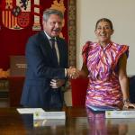 Un momento del encuentro formal mantenido por el secretario de Estado de Transportes y Movilidad Sostenible, José Santano, y la presidenta de Cantabria, María José Sáenz de Buruaga. Celia Agüero Pereda