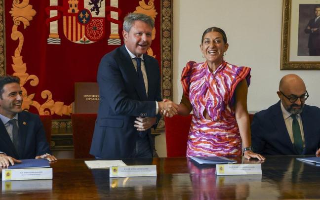 Un momento del encuentro formal mantenido por el secretario de Estado de Transportes y Movilidad Sostenible, José Santano, y la presidenta de Cantabria, María José Sáenz de Buruaga. Celia Agüero Pereda