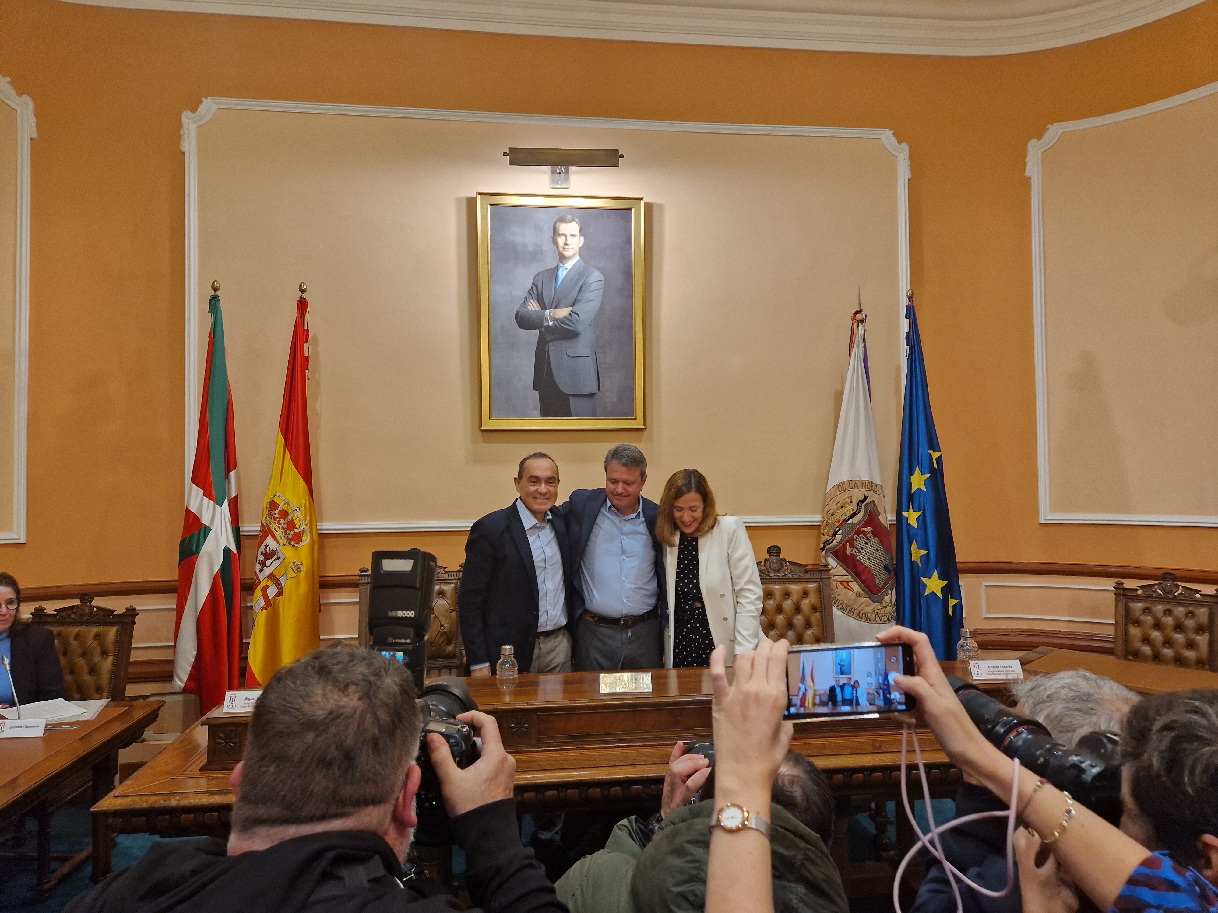 José Antonio Santano junto a Miguel Ángel Páez y Cristina Laborda en su despedida del Ayuntamiento de Irun 