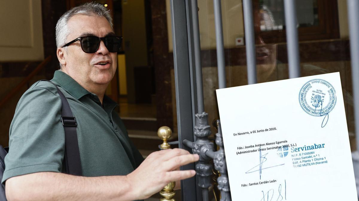 Santos Cerdán entra a su domicilio en Madrid. NOTICIAS DE NAVARRA