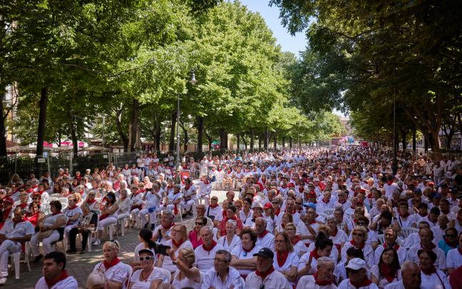 Personas mayores asisten a un concierto de jotas en el paseo de Sarasate. Foto: Ayuntamiento de Pamplona Personas mayores asisten a un concierto de jotas en el paseo de Sarasate. Foto: Ayuntamiento de Pamplona
