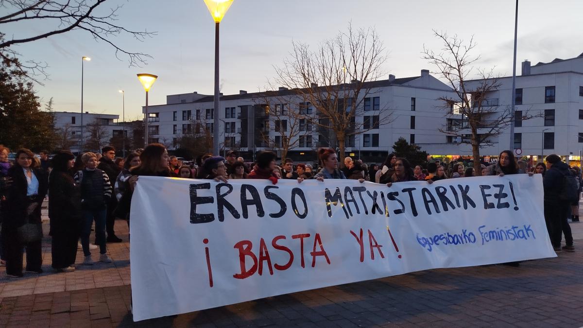 Concentración convocada por el movimiento feminista del Valle de Egüés como muestra de condena ante el asesinato machista cometido en Sarriguren. EP
