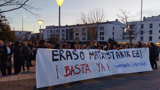 Concentración convocada por el movimiento feminista del Valle de Egüés como muestra de condena ante el asesinato machista cometido en Sarriguren. EP