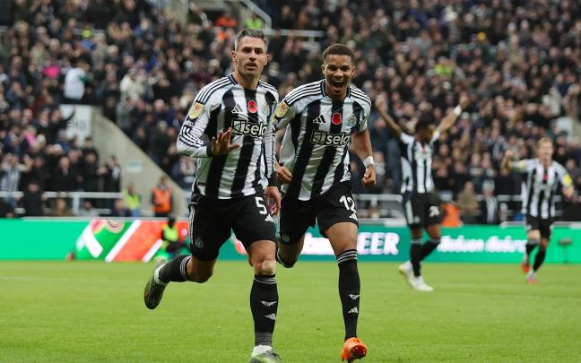 Fabian Schär y Malick Thiaw celebran uno de los últimos goles marcados por el conjunto ingles. / NEWCASTLE UNITED FC