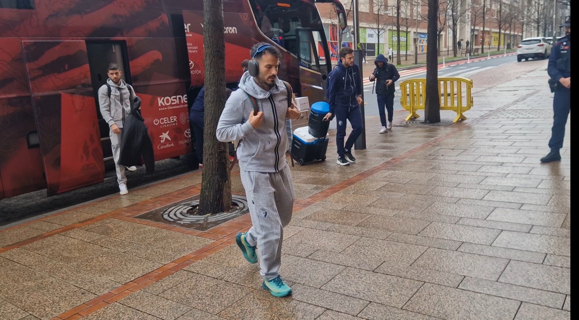Los jugadores de Osasuna llegando a su hotel de concentración