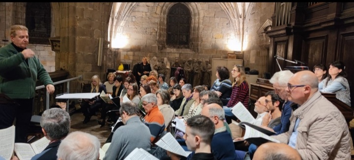 Los componentes del Coro Rossini en plano ensayo del 'Miserere'./ KOLDO VILLAR