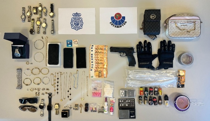 Material incutado en el dispositivo realizado conjuntamente por Ertzaintza y Policía Nacional