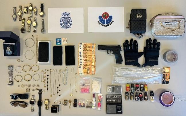 Material incutado en el dispositivo realizado conjuntamente por Ertzaintza y Policía Nacional