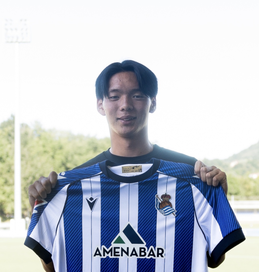 Kazunari Kita con la camiseta de la Real. RS ZUBIETA